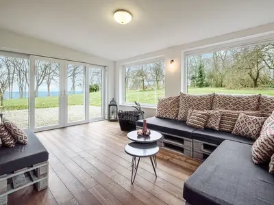 Wintergarten mit Meerblick, neben dem Wohnzimmer