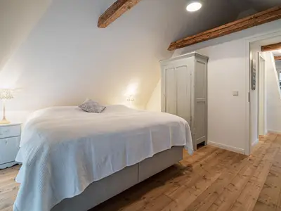 Schlafzimmer im 1. OG mit Boxspringbett (180 x 200 cm)