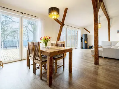 Offene Küche mit Essbereich, Geschirrspüler und Meerblick