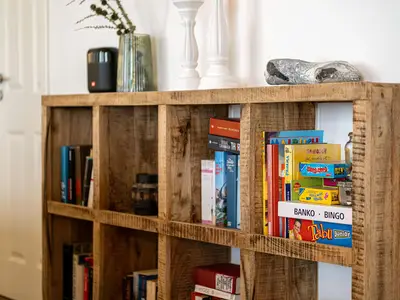 Wohnzimmer mit Bücherauswahl und Spielesammlung