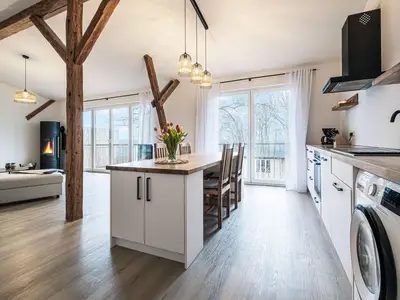 Offener Wohnbereich mit Meerblick, Kamin und Küche