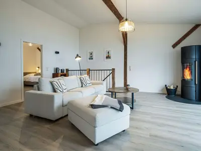 Wohnbereich mit Meerblick, Couch, Ofen und Küche