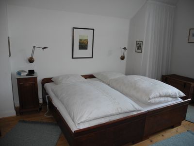 Schlafzimmer mit Doppelbett