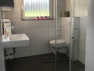 Das Tageslichtbad mit Dusche