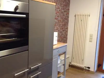 Backofen und Kühlschrank.