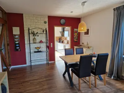 Essplatz mit Blick in die Küche.