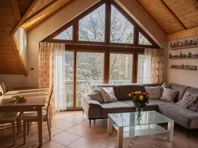 Wohnzimmer mit Panoramafenster