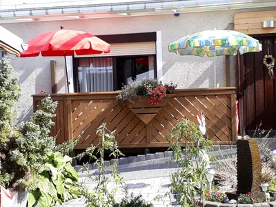 großer überdachter Balkon m. Sitz- u. Liegemöbel