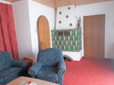 Kachelofen im geräumigen Wohnzimmer