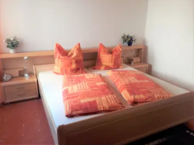 Doppelbett im großen Schlafzimmer