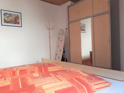 Kleiderschrank Bügelbrett u. Garderobenständer