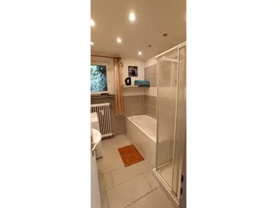 Badezimmer mit Dusche und Badewanne