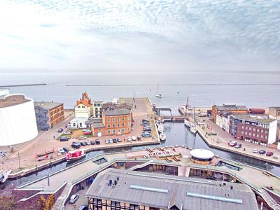 Blick von der Dachterrasse auf den Hafen und das Ozeaneum