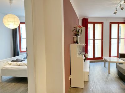 Blick vom Flur in Wohn- und Schlafzimmer