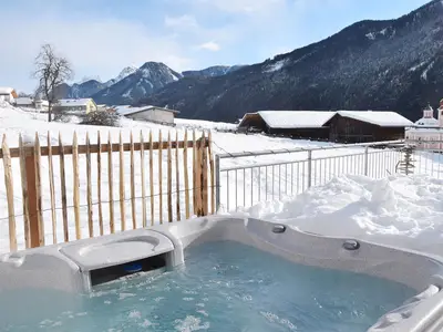 Whirlpool im eingezäunten Garten