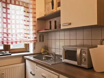 Küche mit Spülmaschine und Mikrowelle