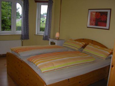 Freundliches Schlafzimmer mit Doppelbett