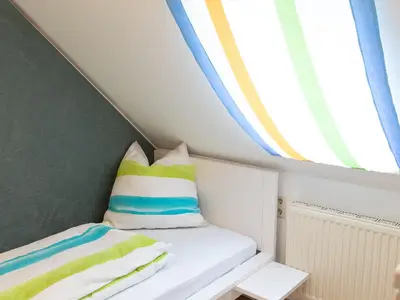 Schlafzimmer mit Einzelbett Ferienwohnung Wiesenbunt (Foto by www.fotospass.at)