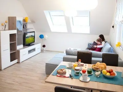 Esstisch und Wohnlandschaft in der Ferienwohnung Sternenblau (Foto by www.fotospass.at)