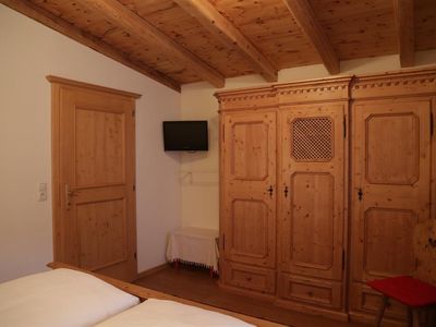 Schlafzimmer mit großzügigem Schrank und Safe