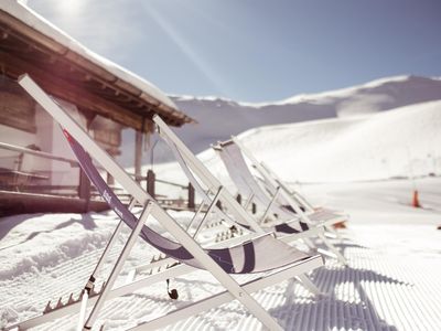 Hochfügen_Liegestühle_von_der_Seite_Huette_Berg(c)