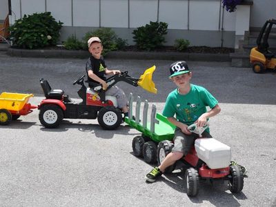 Kinder spielen mit Traktor