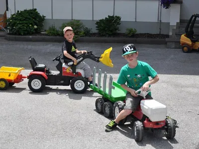Kinder spielen mit Traktor