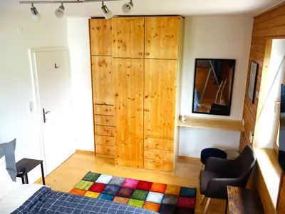 Hauptschlafzimmer mit Doppelbett und Schrank.