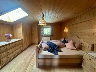 Schlafzimmer mit Doppelbett