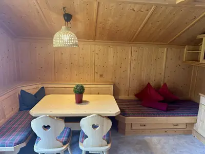 Esstisch in der Küche mit Sitzecke und Sofa