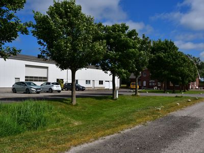 Parken vor der weißen Halle