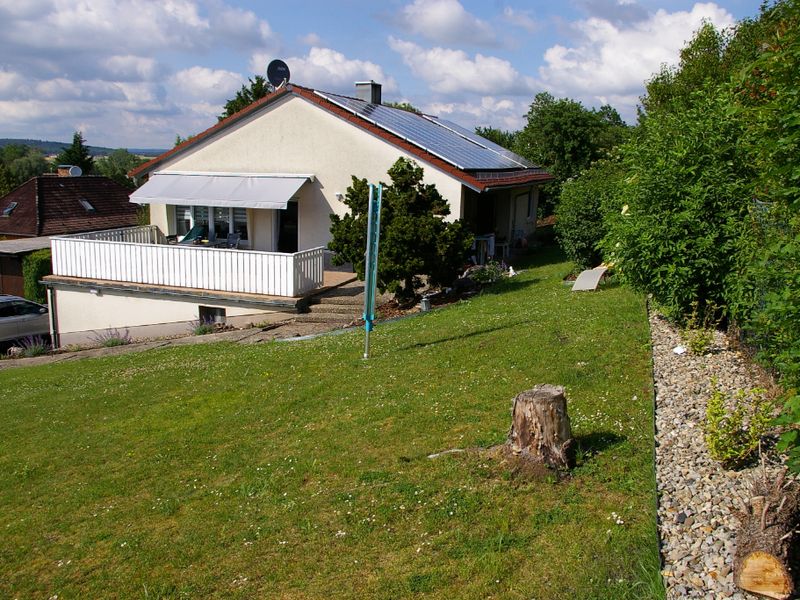 Hanglage des Gebäudes im Grünen