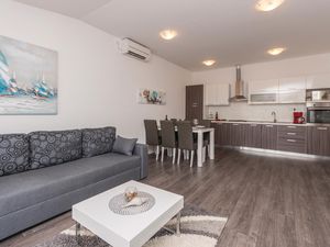 23741358-Ferienwohnung-5-Sukošan-300x225-1