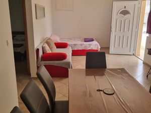 24014727-Ferienwohnung-8-Sukošan-300x225-3