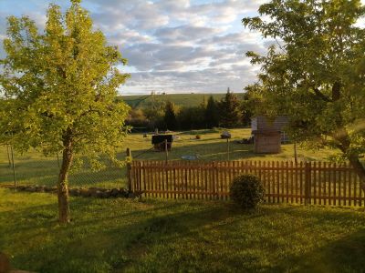 Landschaft hinter Haus