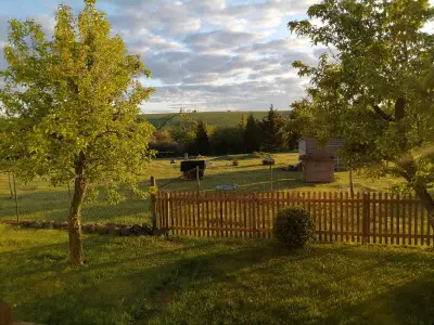 Landschaft hinter Haus