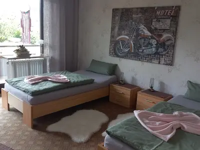 Schlafzimmer 2 (zwei Einzelbetten)