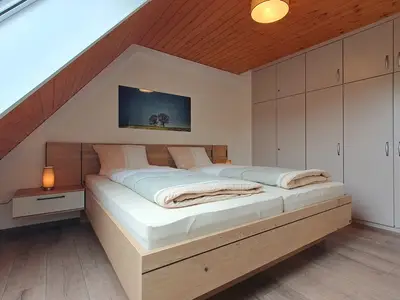 Schlafzimmer mit Doppelbett