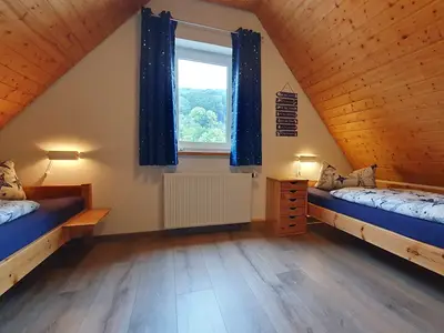Schlafzimmer mit zwei Einzelbetten