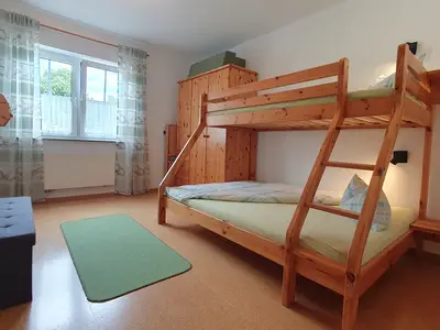 Schlafzimmer mit Etagenbett, unten 1,40 m breit