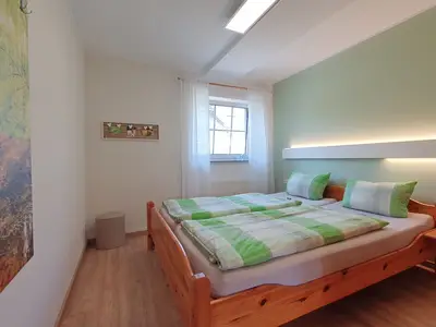 Schlafzimmer mit Doppelbett