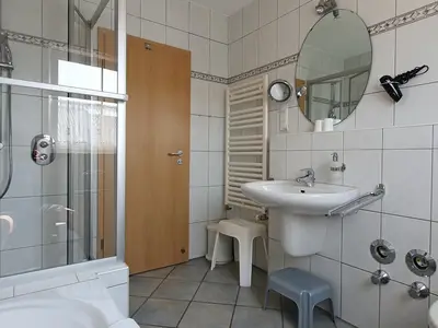 Bad mit Dusche und Badewanne