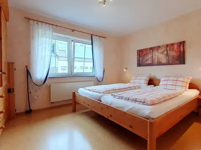 Schlafzimmer mit Doppelbett