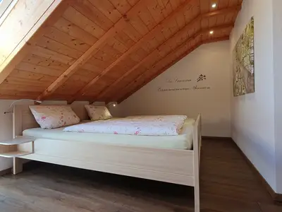 Schlafzimmer mit Doppelbett