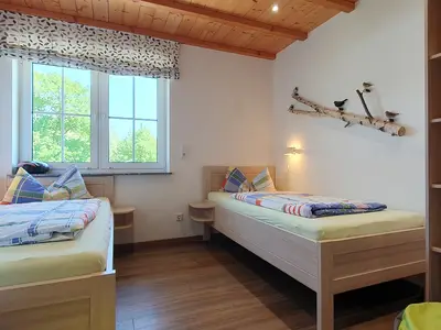 Kinderzimmer mit zwei Einzelbetten