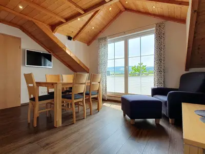 Wohnraum mit Esstisch und Couch