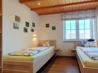 Kinderzimmer mit zwei Einzelbetten