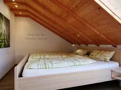 Schlafzimmer mit Doppelbett