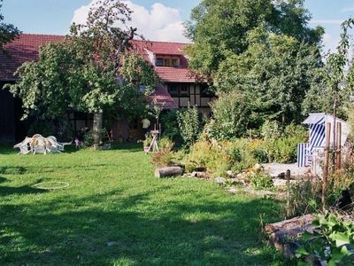 Blick über den Garten zur Ferienscheune