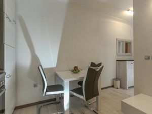 23577393-Ferienwohnung-3-Supetar-300x225-5